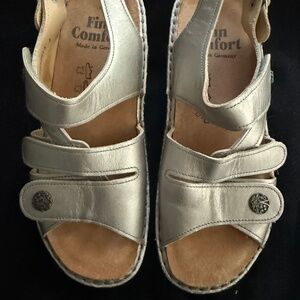 Finn Comfort Gomera Sandals Womens 40 wide Silver Leather Buckle Straps